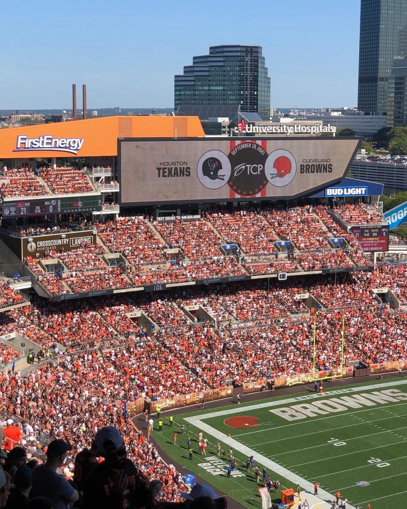 Browns release DE Ogbo Okoronkwo, sign K Andre Szmyt