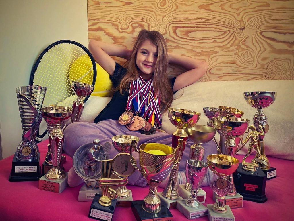 Swiatek misses out on first grass-court title as trophy drought extends