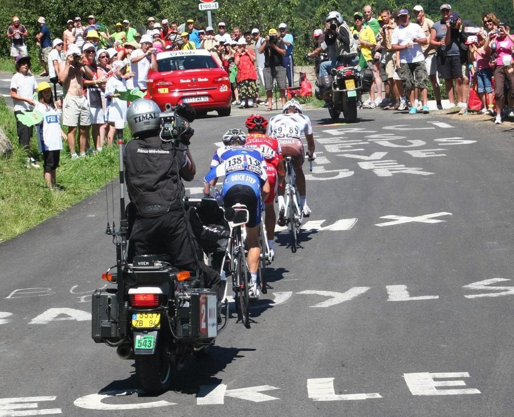 Philipsen wins chaotic first stage to claim yellow jersey