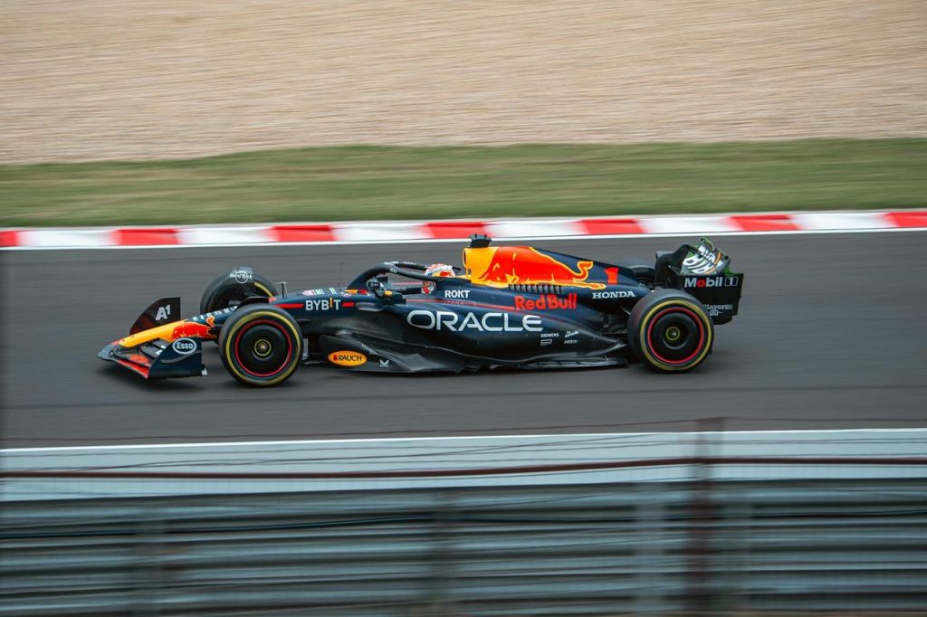 F1: Verstappen wants to stay amid Mercedes rumors, says Red Bull boss
